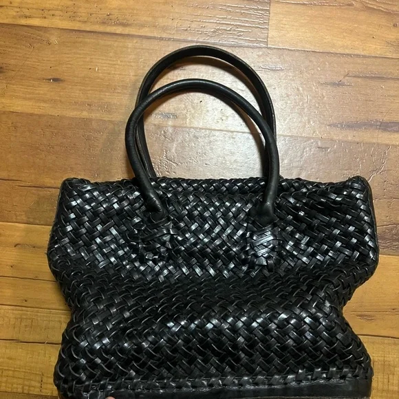 Italian leather woven style black bag size small used & in great conditions - Picture 10 of 11
